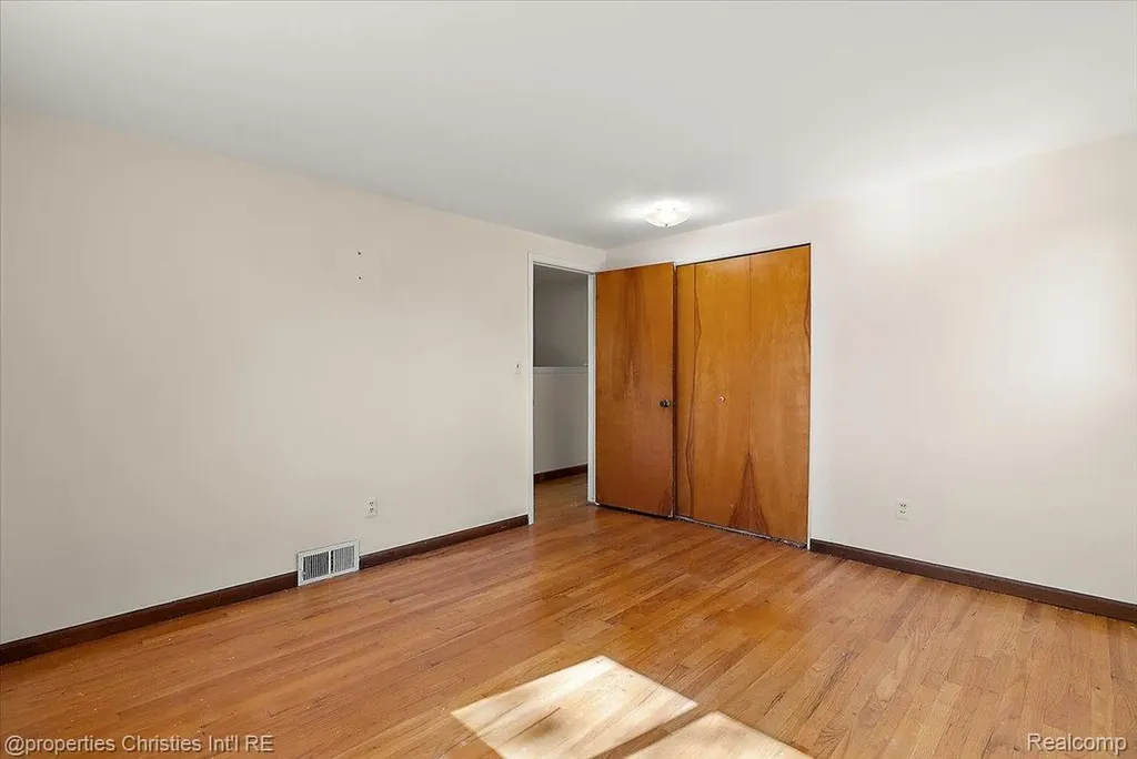 15602 Comstock Street Livonia City MI 48154