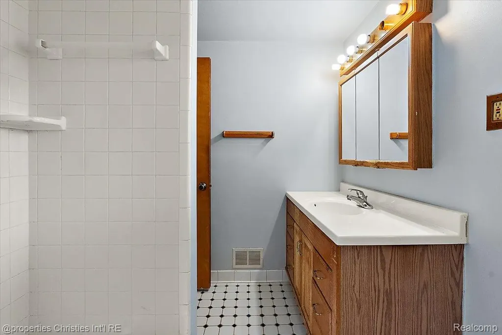 15602 Comstock Street Livonia City MI 48154