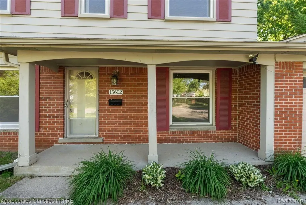 15602 Comstock Street Livonia City MI 48154