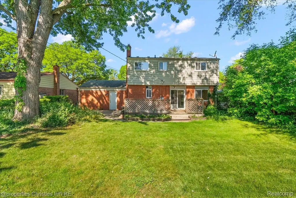 15602 Comstock Street Livonia City MI 48154