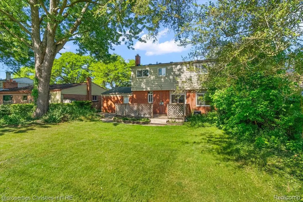 15602 Comstock Street Livonia City MI 48154