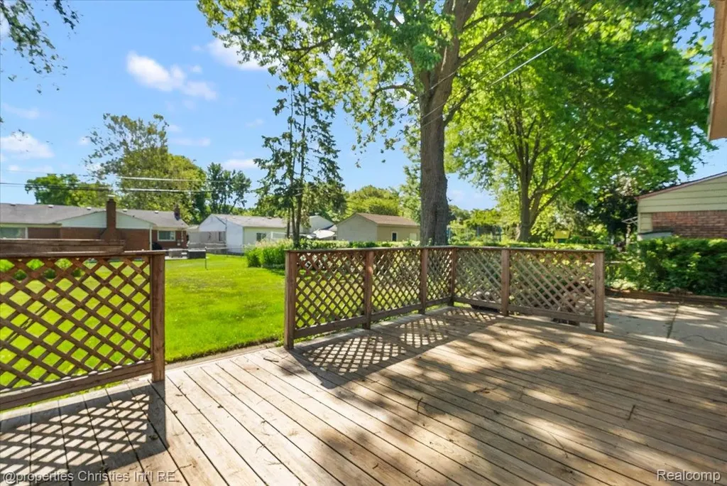 15602 Comstock Street Livonia City MI 48154
