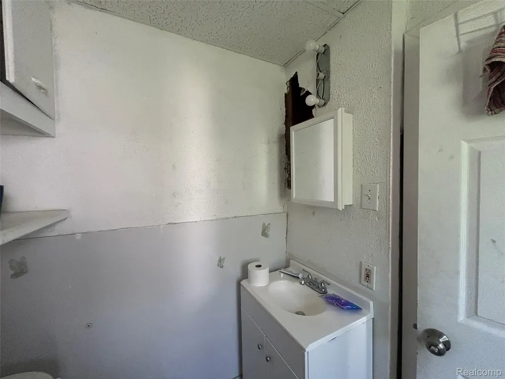 40 Dwight Avenue Pontiac City MI 48341