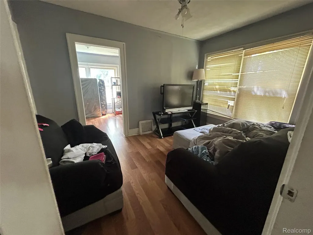 40 Dwight Avenue Pontiac City MI 48341