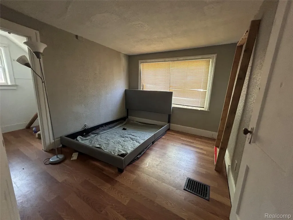 40 Dwight Avenue Pontiac City MI 48341