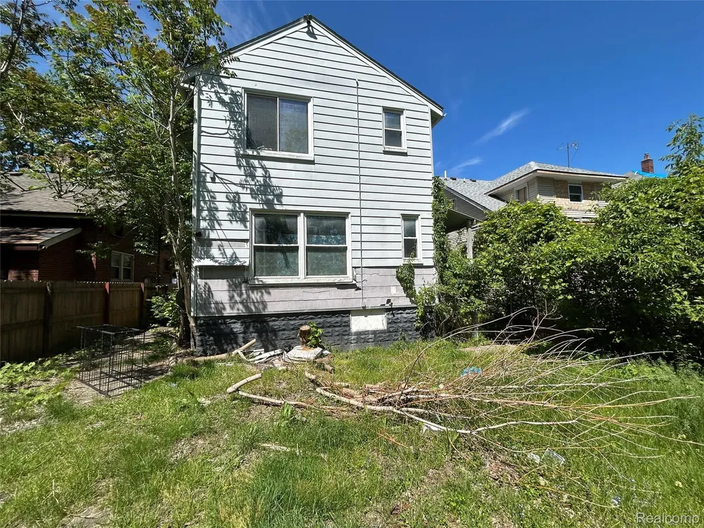 40 Dwight Avenue Pontiac City MI 48341