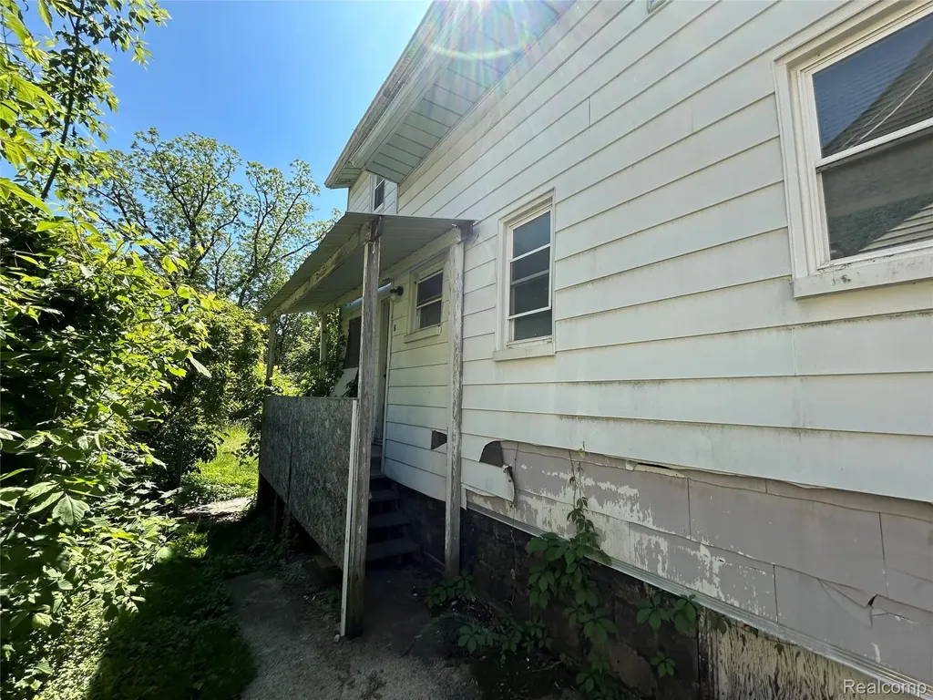 40 Dwight Avenue Pontiac City MI 48341