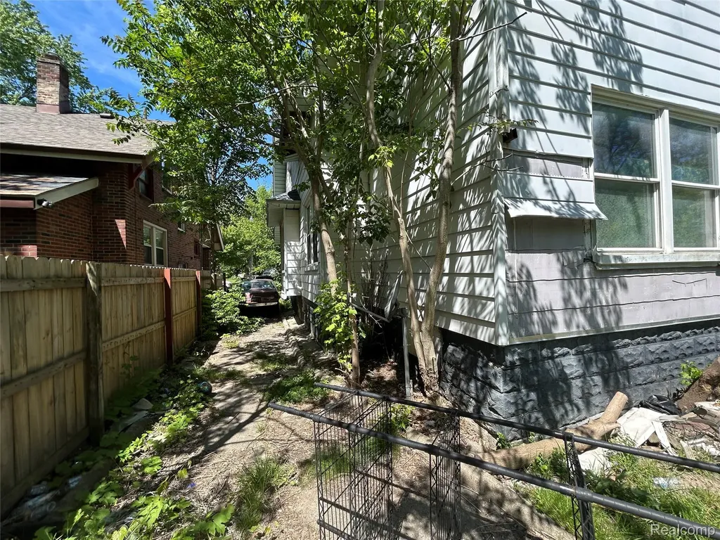 40 Dwight Avenue Pontiac City MI 48341