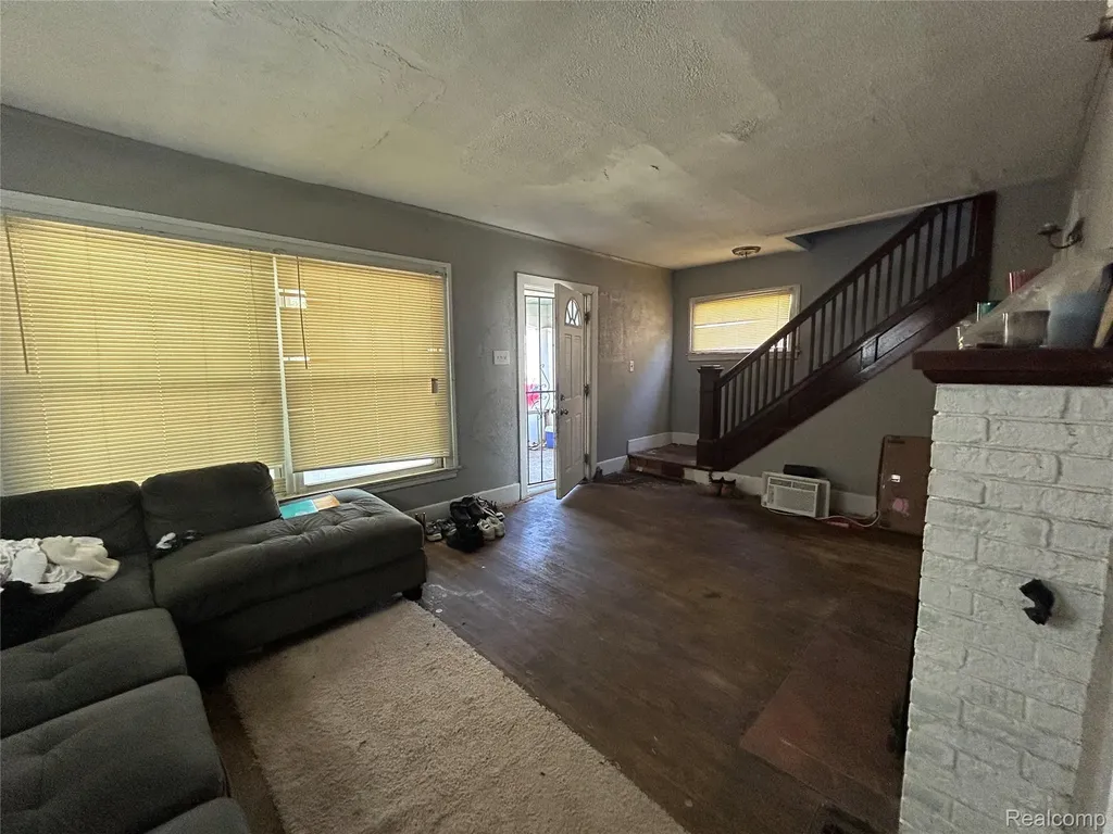 40 Dwight Avenue Pontiac City MI 48341