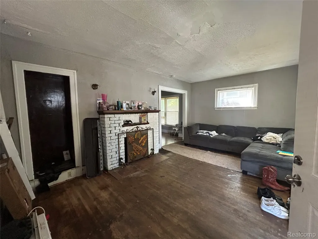 40 Dwight Avenue Pontiac City MI 48341