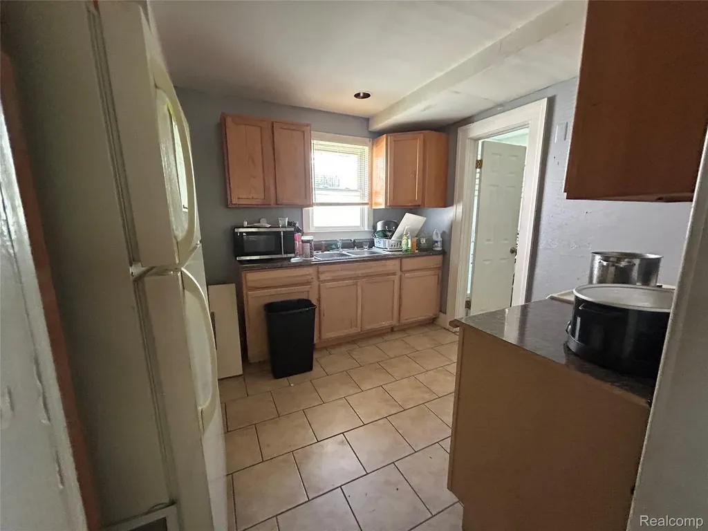 40 Dwight Avenue Pontiac City MI 48341