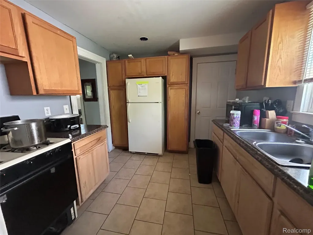 40 Dwight Avenue Pontiac City MI 48341