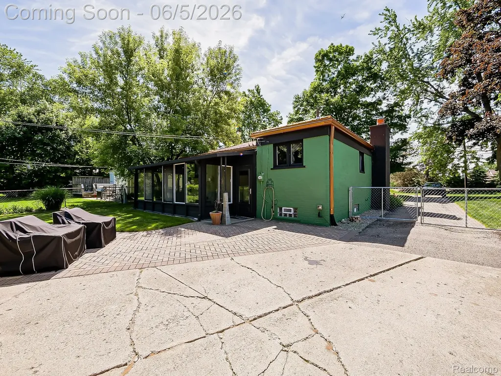 719 E Summit Street Milford Village MI 48381
