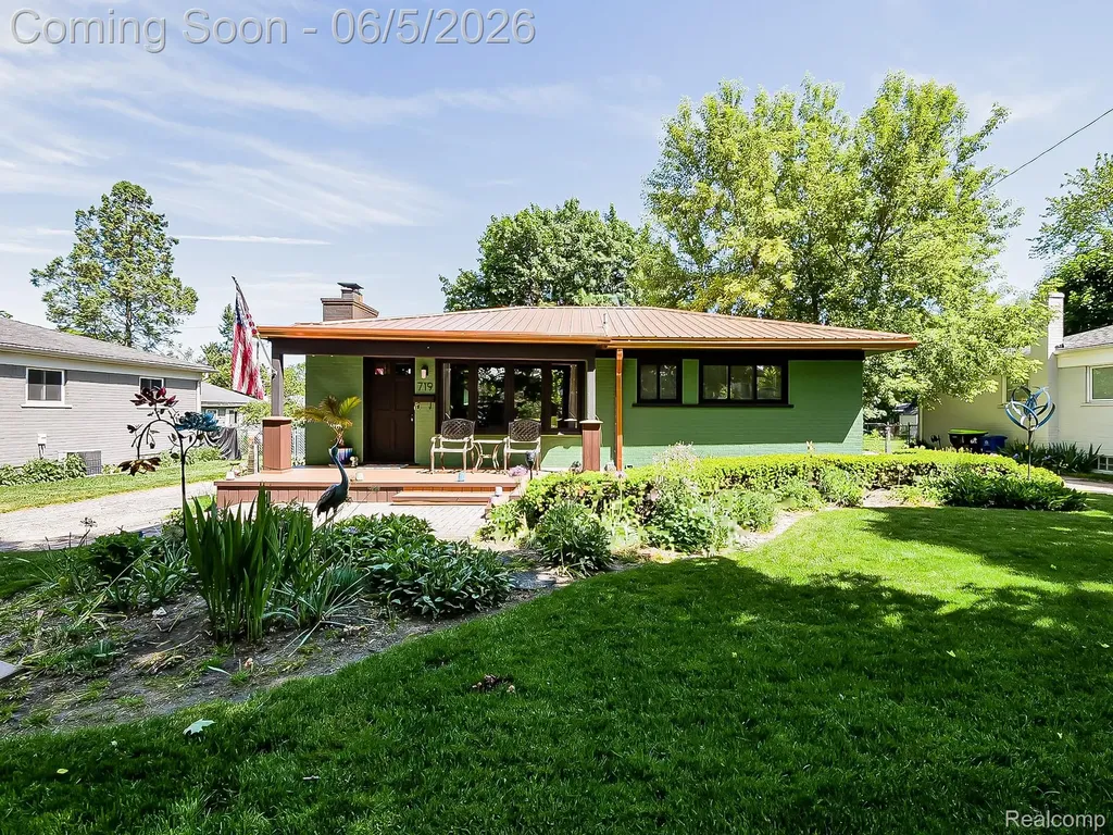 719 E Summit Street Milford Village MI 48381