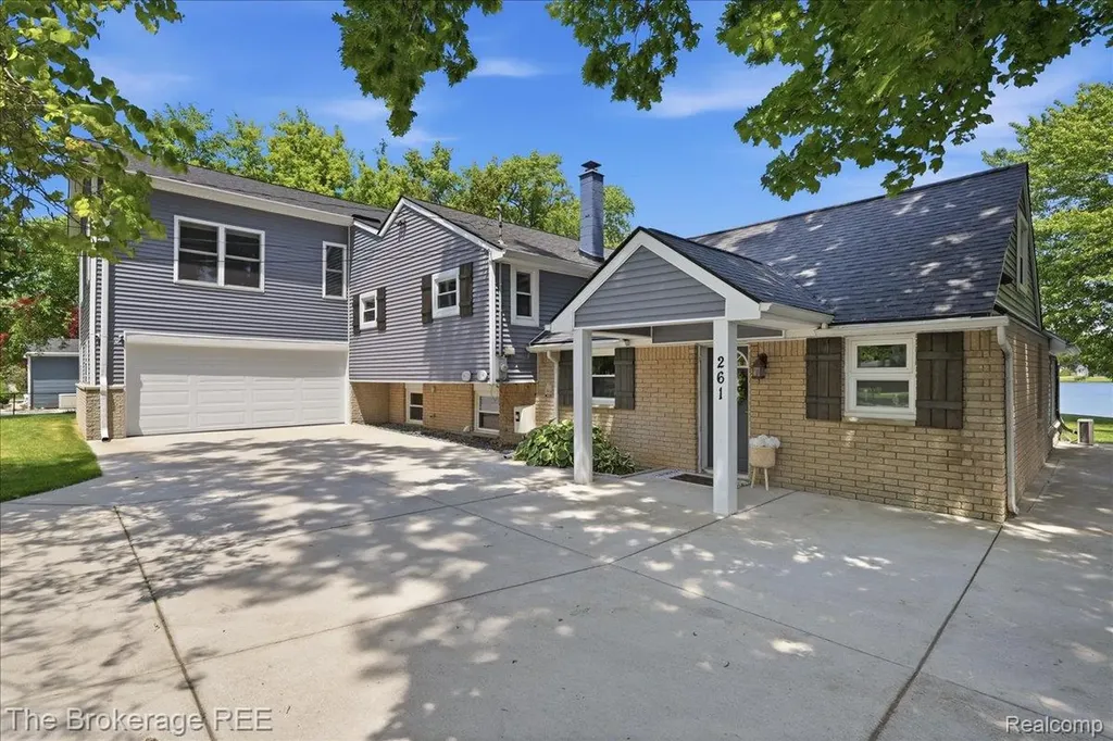 261 Reymont Road N Waterford Charter Township MI 48327