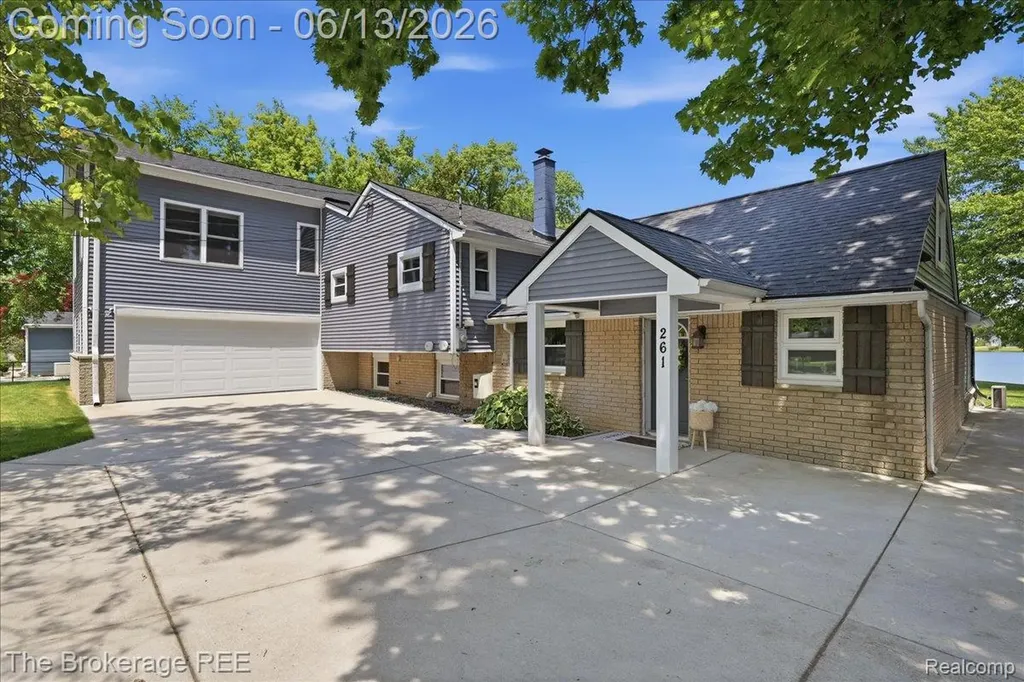 261 Reymont Road N Waterford Charter Township MI 48327