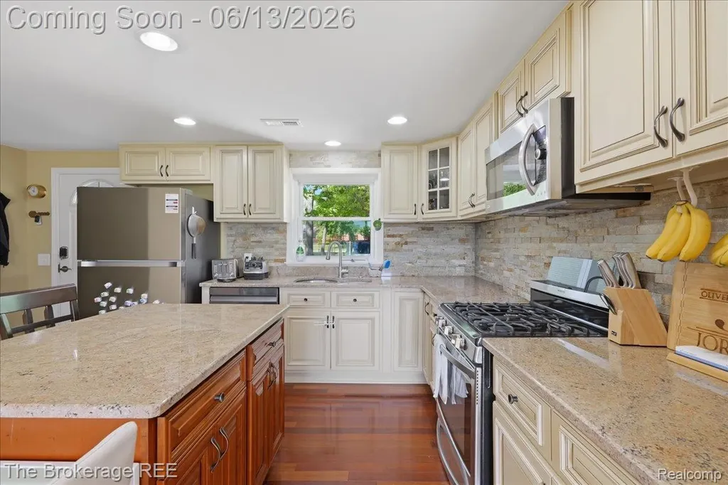 261 Reymont Road N Waterford Charter Township MI 48327