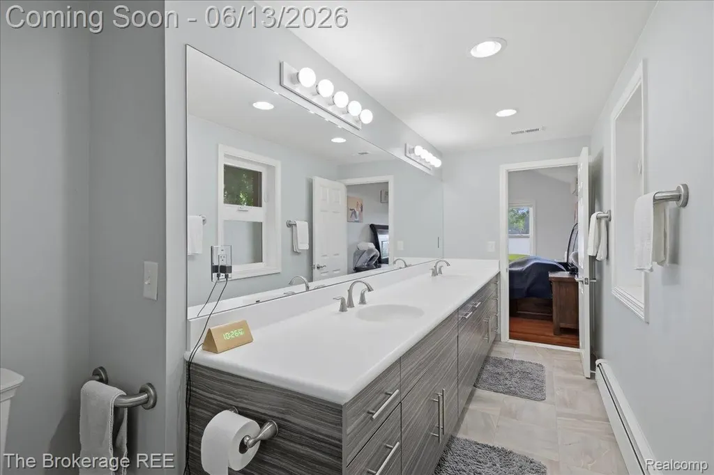 261 Reymont Road N Waterford Charter Township MI 48327