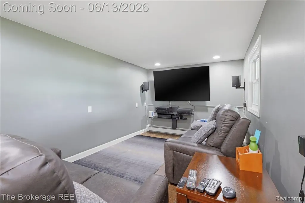 261 Reymont Road N Waterford Charter Township MI 48327