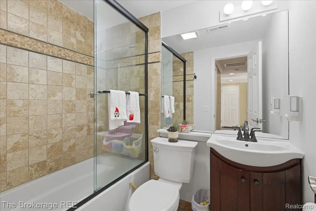 261 Reymont Road N Waterford Charter Township MI 48327
