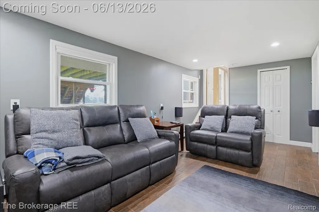 261 Reymont Road N Waterford Charter Township MI 48327