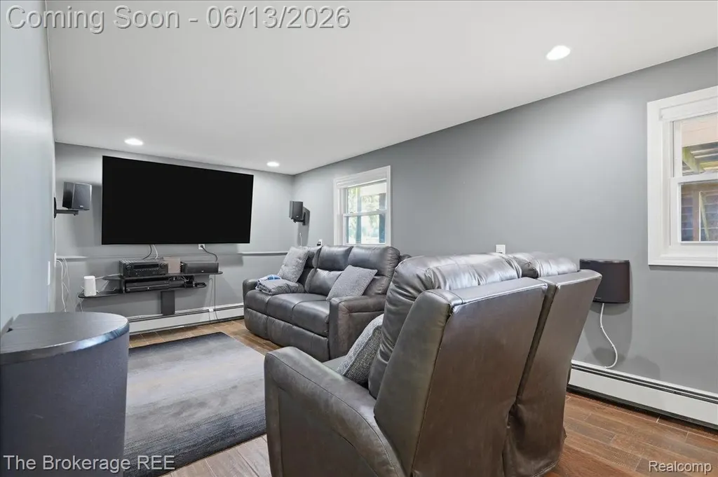 261 Reymont Road N Waterford Charter Township MI 48327