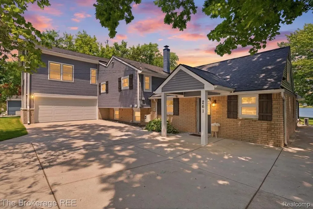 261 Reymont Road N Waterford Charter Township MI 48327