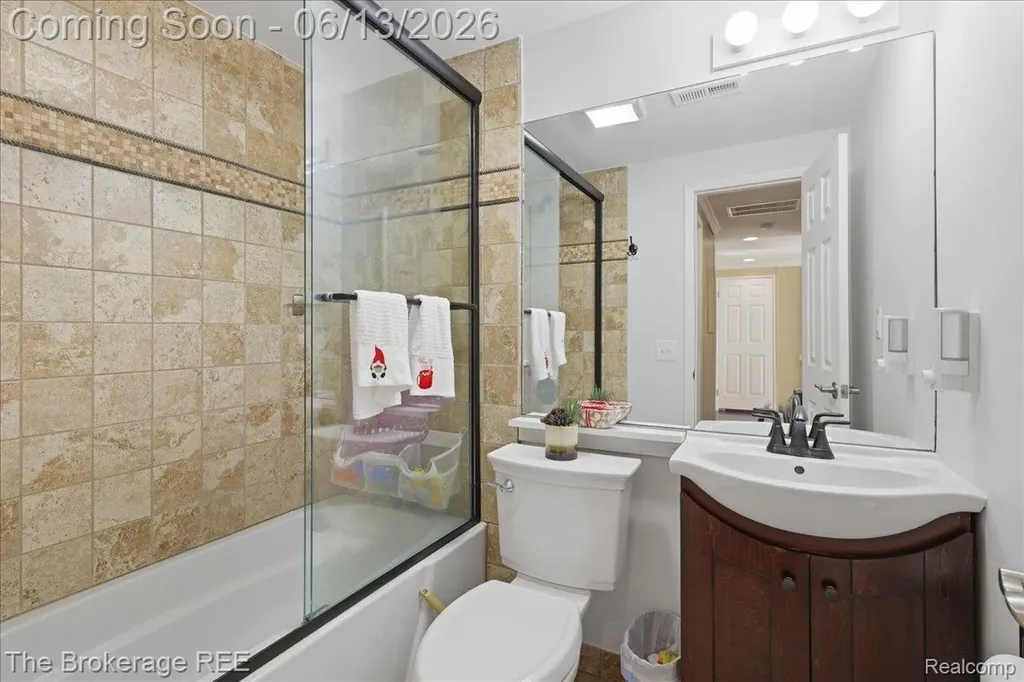 261 Reymont Road N Waterford Charter Township MI 48327
