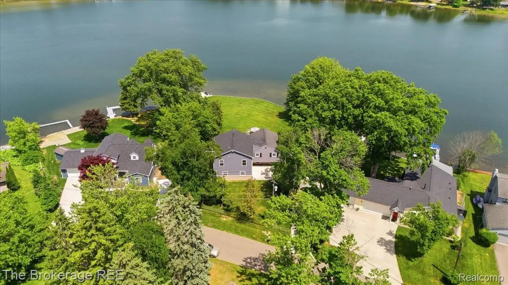 261 Reymont Road N Waterford Charter Township MI 48327