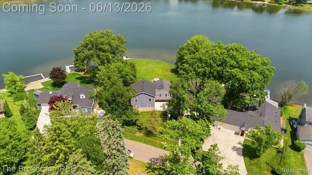 261 Reymont Road N Waterford Charter Township MI 48327