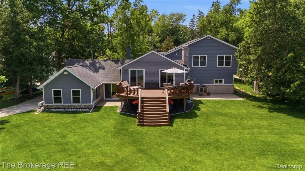 261 Reymont Road N Waterford Charter Township MI 48327