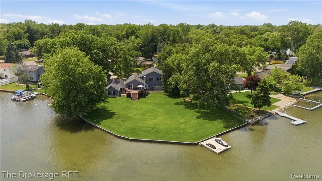 261 Reymont Road N Waterford Charter Township MI 48327