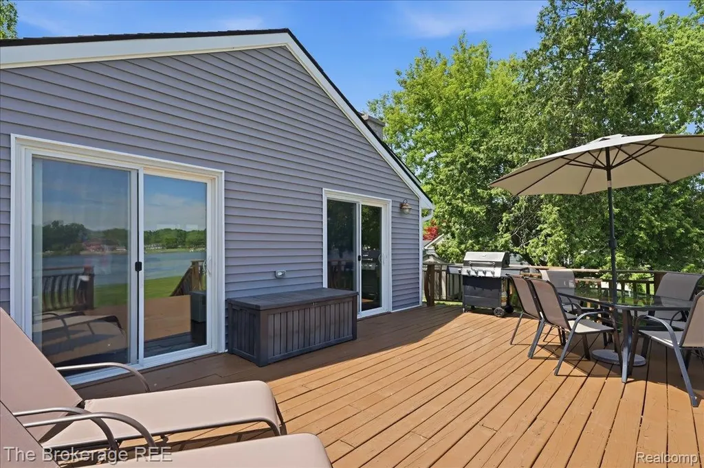 261 Reymont Road N Waterford Charter Township MI 48327