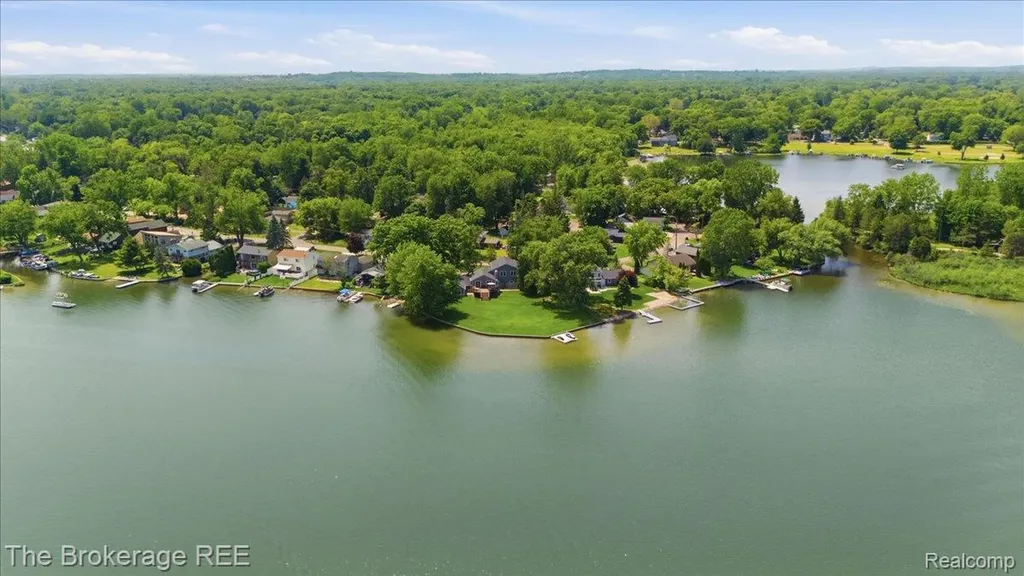 261 Reymont Road N Waterford Charter Township MI 48327