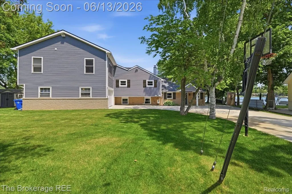261 Reymont Road N Waterford Charter Township MI 48327