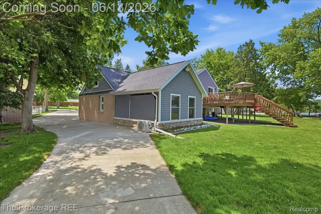 261 Reymont Road N Waterford Charter Township MI 48327