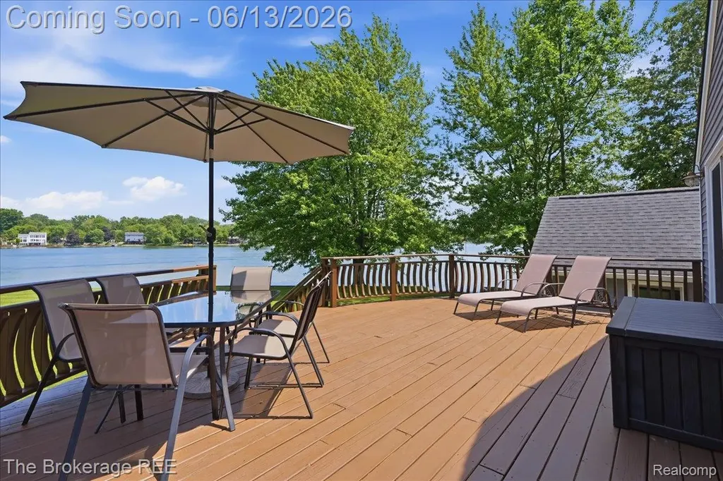 261 Reymont Road N Waterford Charter Township MI 48327