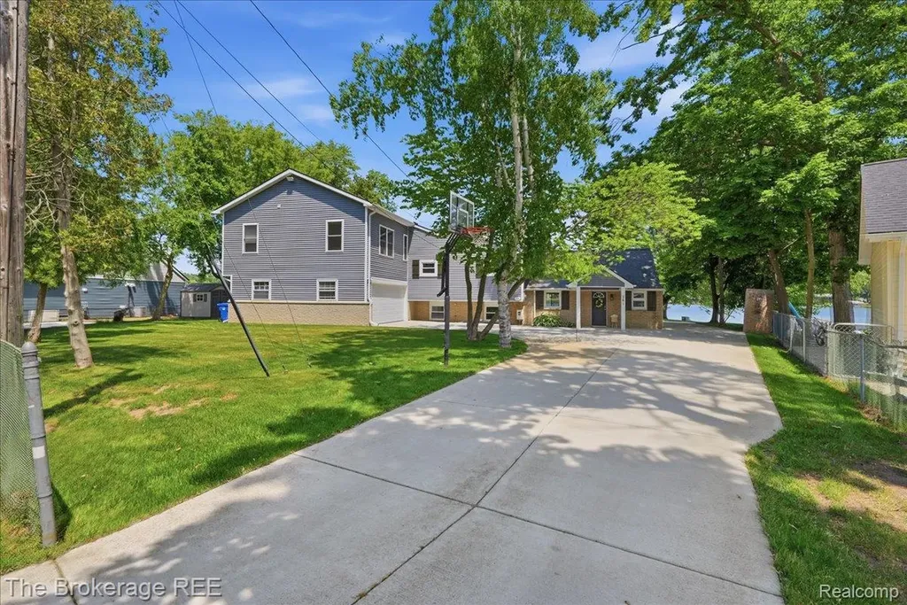 261 Reymont Road N Waterford Charter Township MI 48327