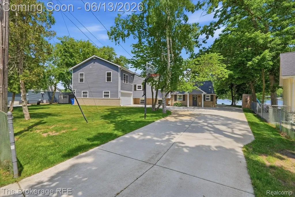 261 Reymont Road N Waterford Charter Township MI 48327