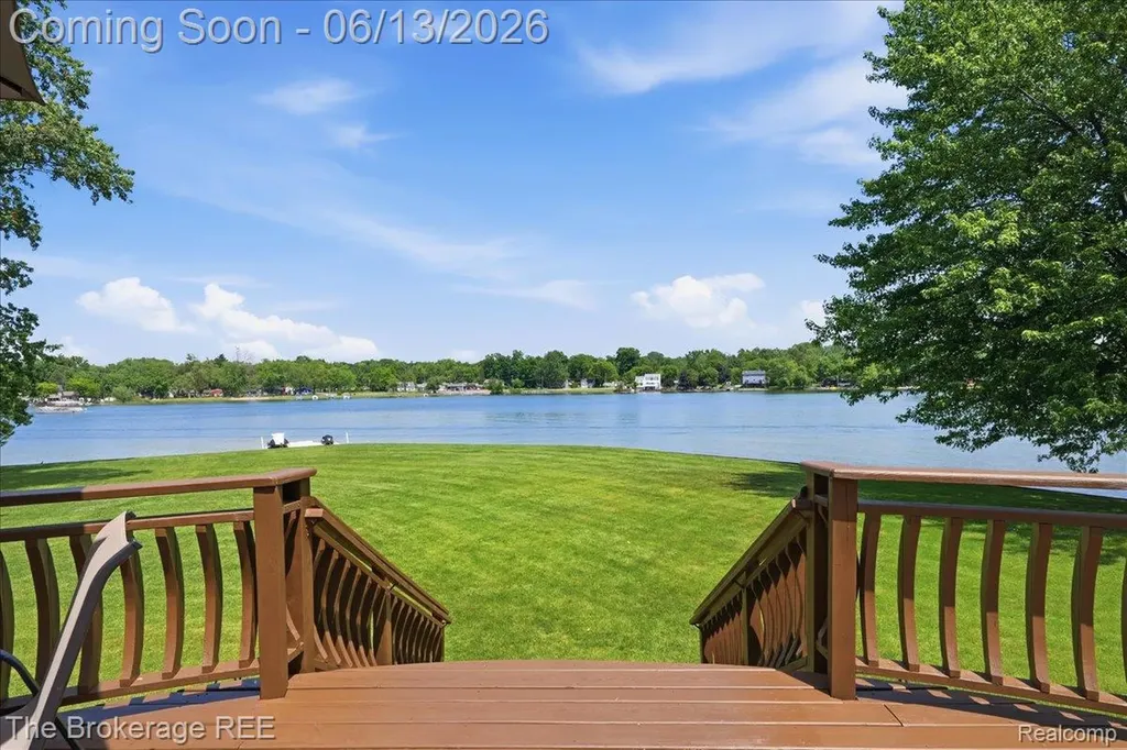 261 Reymont Road N Waterford Charter Township MI 48327