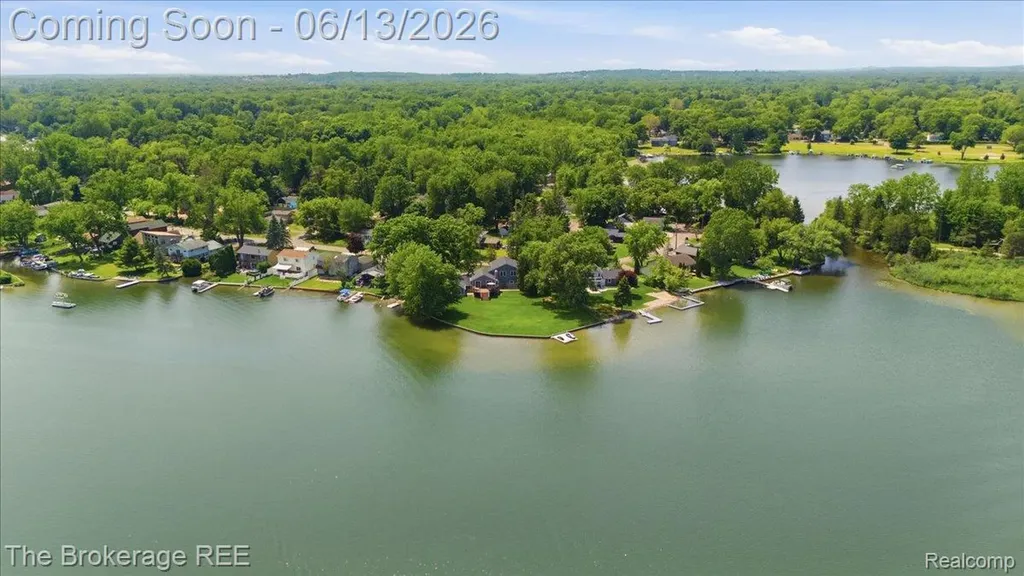 261 Reymont Road N Waterford Charter Township MI 48327