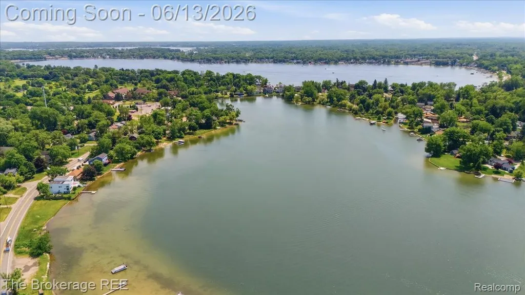 261 Reymont Road N Waterford Charter Township MI 48327