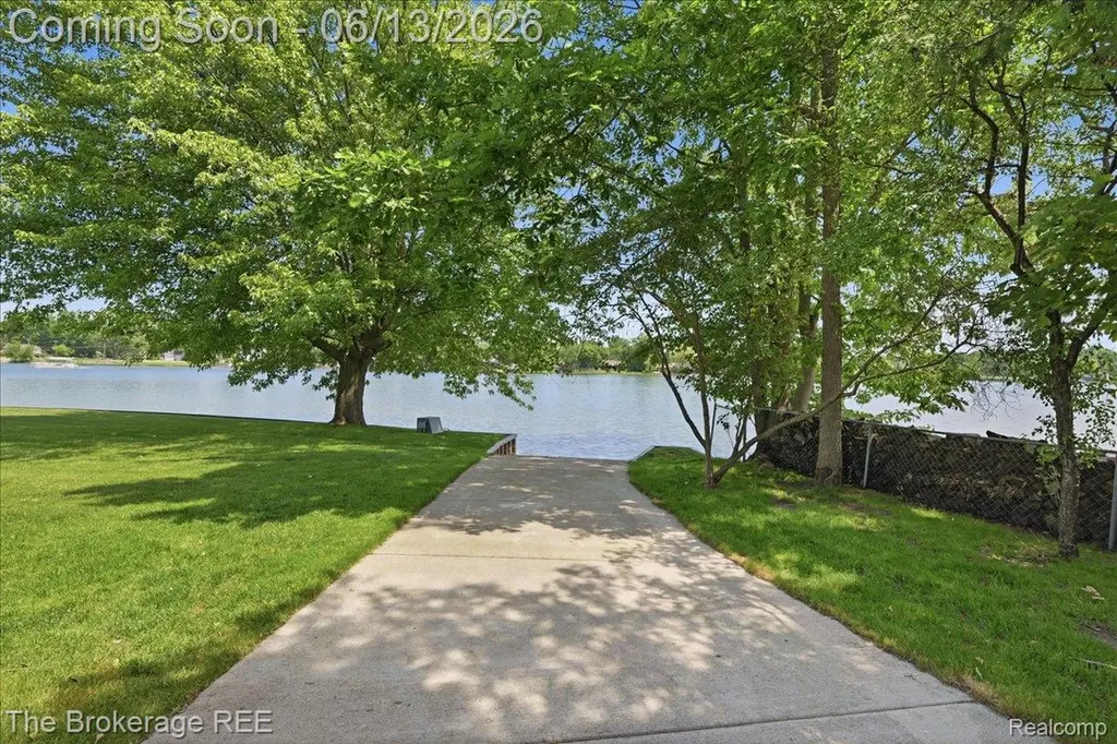 261 Reymont Road N Waterford Charter Township MI 48327