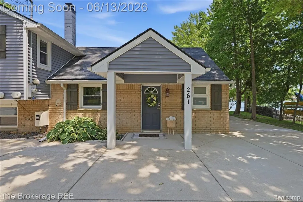 261 Reymont Road N Waterford Charter Township MI 48327