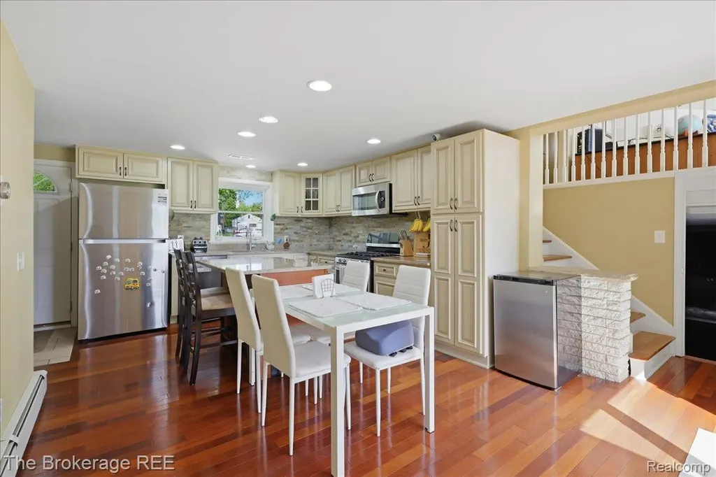 261 Reymont Road N Waterford Charter Township MI 48327