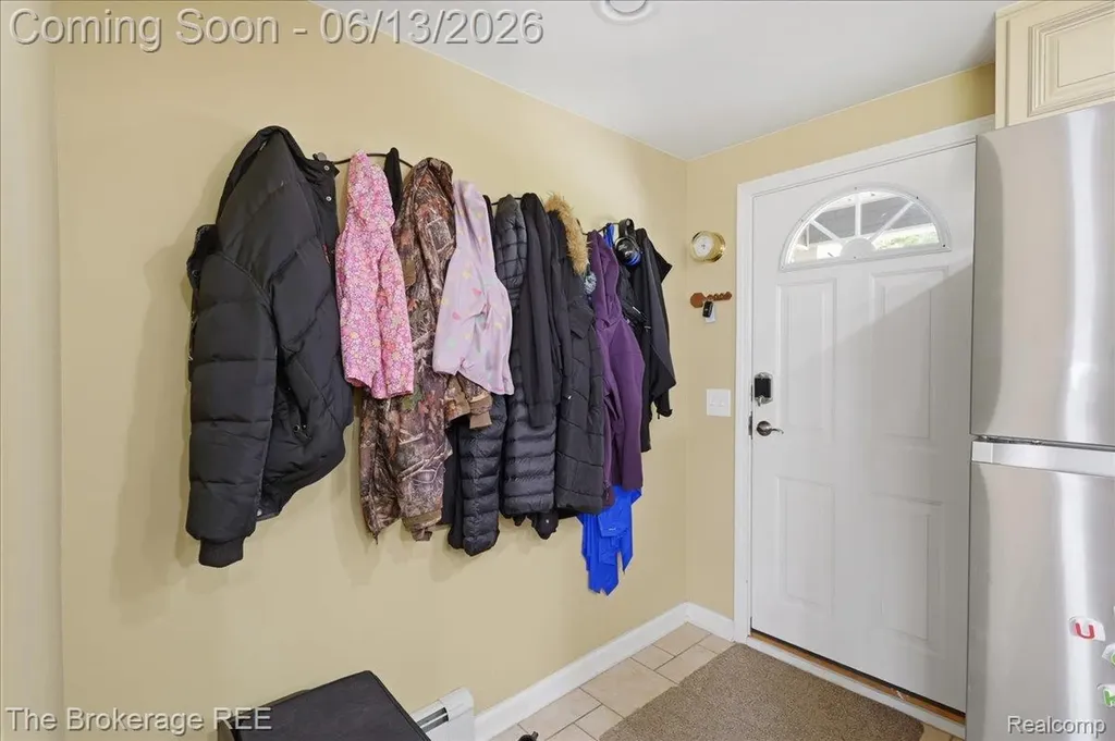 261 Reymont Road N Waterford Charter Township MI 48327