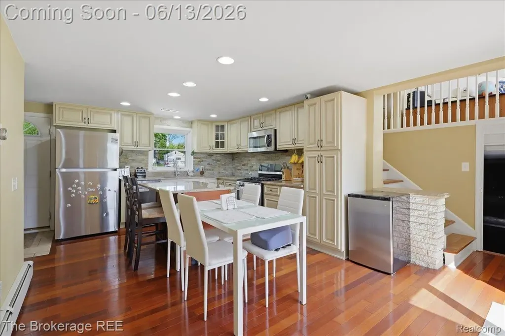 261 Reymont Road N Waterford Charter Township MI 48327