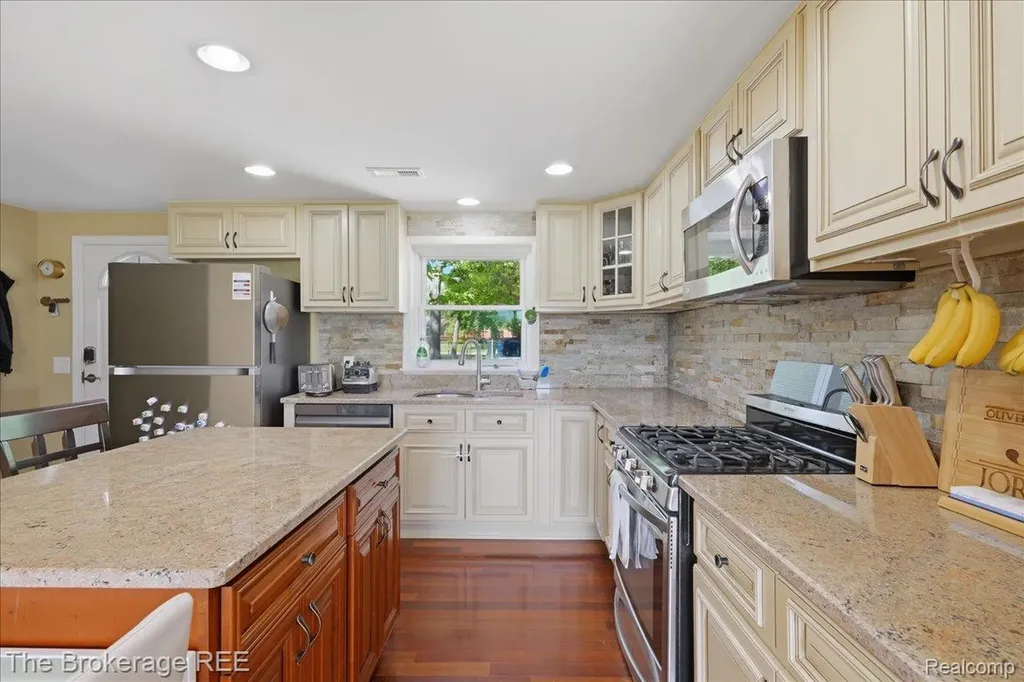 261 Reymont Road N Waterford Charter Township MI 48327