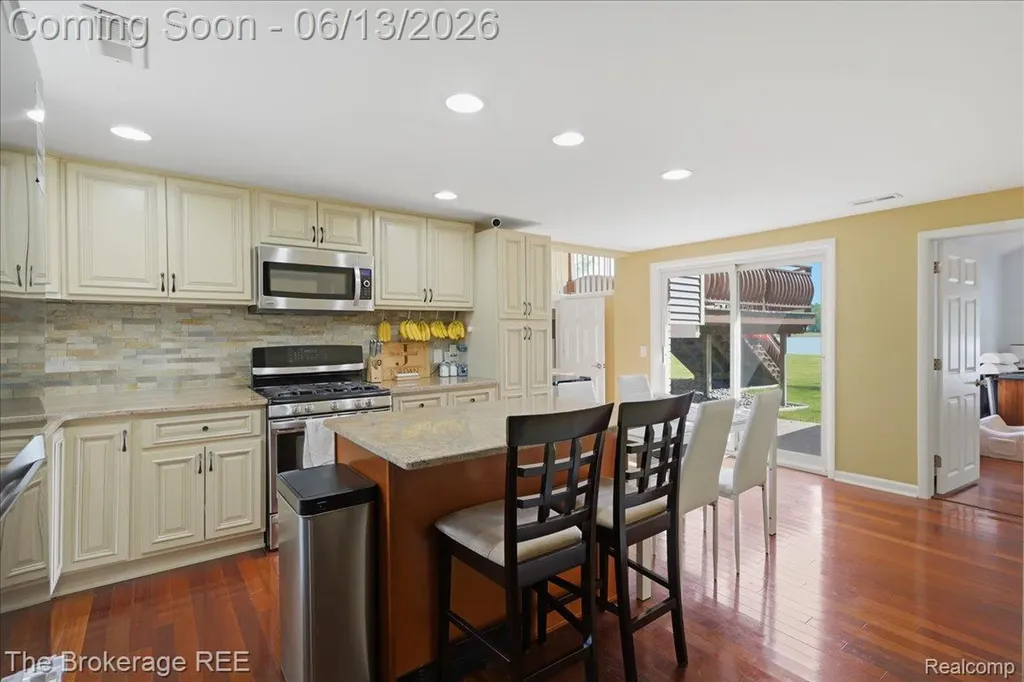 261 Reymont Road N Waterford Charter Township MI 48327
