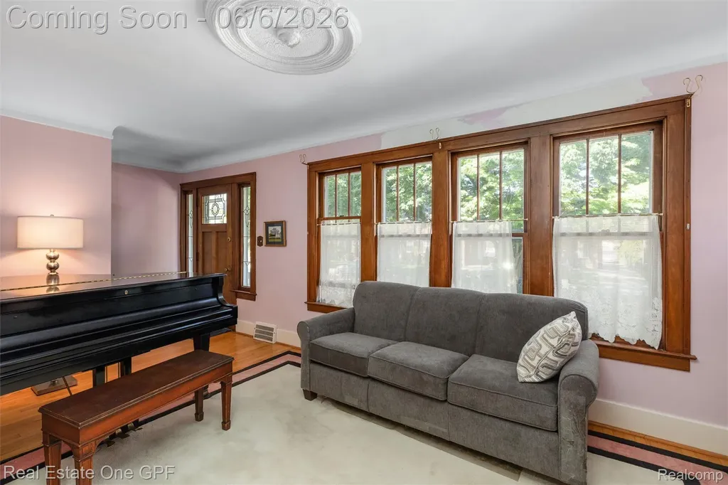 957 Fisher Road Grosse Pointe City MI 48230